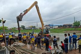 Polres Karawang kawal proses penanganan darurat jebolnya tanggul Kalimalang