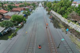 Perjalanan kereta api terganggu akibat Jalur rel Pekalongan-Sragi terendam banjir