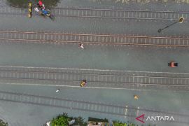 Perjalanan KA di jalur utara kembali dibatalkan akibat banjir Pekalongan