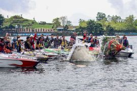 Tradisi Labuhan Sarangan di Magetan.