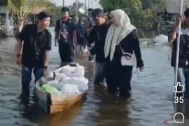 Pulang umrah Hj Anna temui warga Tala terdampak banjir