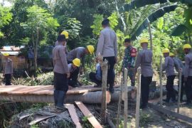 Polres Donggala selesaikan bangun jembatan darurat di Labuan Kungguma
