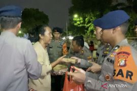 Polisi gelar dapur lapangan bagi warga terdampak banjir di Jaktim