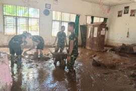 TNI intensifkan pembersihan SDN di Tapteng percepat aktivitas belajar