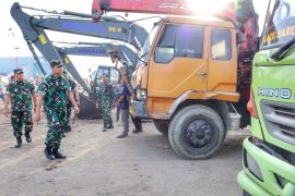 Kodam I/BB terima bantuan alat berat percepat pemulihan di Tapteng