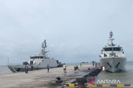 Dua KRI tiba di Pelabuhan Tanjung Gudang untuk cegah peredaran timah ilegal