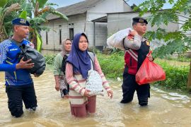 Polres Karawang bersama tim gabungan bantu evakuasi warga terdampak banjir