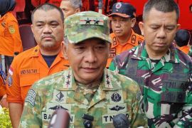 Evakuasi korban pesawat ATR 42-500 menggunakan teknik Rappeling