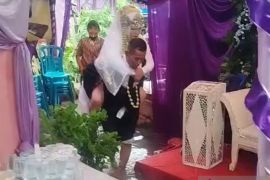 Pasangan pengantin terjang banjir untuk resepsi pernikahan di Jakbar