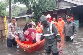 Petugas evakuasi warga yang terdampak banjir di Cakung Barat