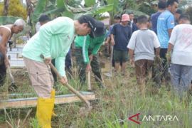 Warga Sungkap Bangka Tengah lestarikan tradisi nyiang kubur
