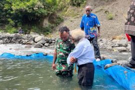 Satgas Yonif 511/DY jaga keamanan pembaptisan anggota Koramil 1716-02