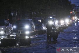 Empat RT dan 12 ruas jalan di Jakut masih terendam banjir hingga malam