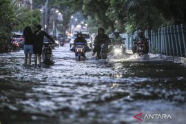 Empat ruas jalan terendam banjir di Jakut akibat hujan deras