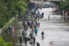 TransJakarta lakukan penyesuaian operasional imbas banjir beberapa titik di Jakarta
