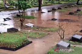 Minggu pagi, banjir rendam lima RT dan tiga ruas jalan di Jakarta