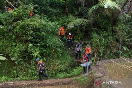 Tim SAR dikerahkan ke lokasi penemuan serpihan pesawat di Bulusaraung