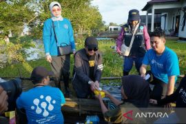 Wagub Kalsel dan Hasnur Group bagikan ribuan paket bantuan banjir
