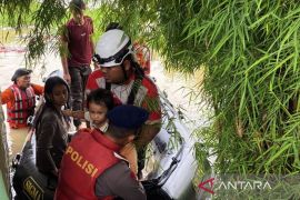 Brimob Polda Metro evakuasi warga terdampak banjir Kali Ulu Cikarang