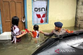 Brimob Polda Metro Jaya evakuasi warga terdampak banjir di Cakung