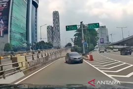 Polisi tilang pengemudi lawan arus di exit tol Jakarta Selatan