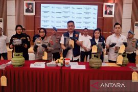 Polisi ungkap praktik pengoplosan gas bersubsidi di Bekasi