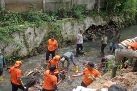 Bandarlampung evakuasi material tembok roboh di aliran sungai