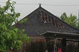 Angin puting beliung terjang belasan rumah di Jembrana