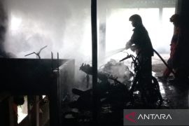 Kebakaran tempat parkir di dekat Stasiun Bogor tadi pagi hanguskan 10 motor