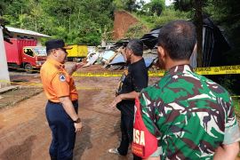 BPBD Sumedang mengerahkan alat berat tangani longsor pabrik air mineral
