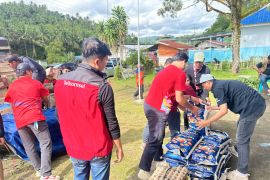 Salur bantuan logistik, Telkomsel pulihkan100 persen jaringan di kawasan banjir Halbar