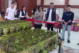 Polres Bekasi bongkar oplos gas omzet ratusan juta rupiah