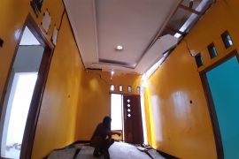 Rumah guru SD di Kabupaten Serang rusak akibat tanah bergerak