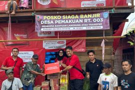 Telkomsel salurkan bantuan bagi masyarakat terdampak banjir di Kalsel
