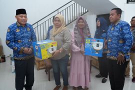 Pemprov Malut salurkan bantuan sarana UKM  perkuat ekonomi kerakyatan
