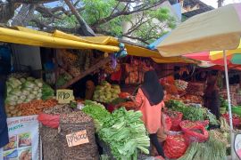 Harga sejumlah komoditi strategis di Makassar mulai bergerak naik