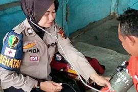 Polres Karawang patroli kesehatan bagi warga terdampak banjir