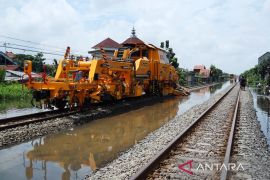Jalur KA di Pekalongan dapat dilintasi setelah banjir surut
