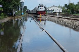108 perjalanan KA dibatalkan akibat banjir di Pekalongan