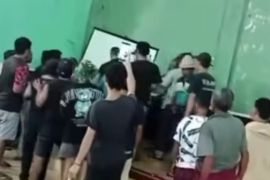 Warga Terara Lombok Timur ricuh, ruang sekdes disegel tuntut mutasi