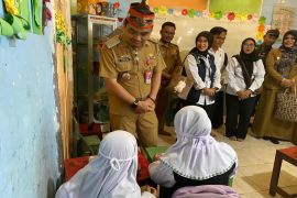 Pemkab Kapuas salurkan 1.113 paket MBG di MIS Al Azhar Anjir Serapat Timur