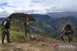 Satgas Yonif 511/DY perkuat kerja bakti bersihkan Jalan Popome Lanni Jaya