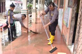Personel Polres Bireuen bersihkan sekolah dari lumpur banjir