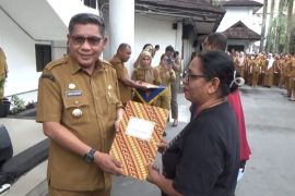 Pemkot Ambon beri 280 unit bantuan sarana jualan booth kontainer dan etalase untuk pelaku UMKM