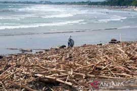 Tumpukan sampah kiriman di Pantai Kuta