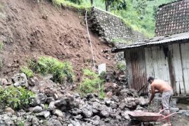 BPBD Situbondo laporkan TPT longsor menimpa rumah warga