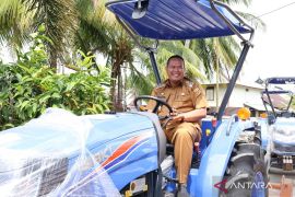 Pemkot Pariaman salurkan 25 alsintan dari Kementan kepada petani