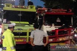 Polisi evakuasi truk yang menabrak separator Transjakarta di Tebet