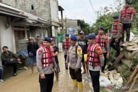 Brimob Polda Metro sigap perbaiki tanggul yang jebol di Muara Gembong