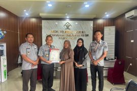 Kemenkum Sulbar serahkan sertifikat apostille akan digunakan di China